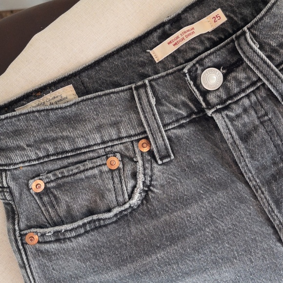Levi's Wedgie Straight Fit Jeans in Well Worn grey wash - Picture 1 of 6